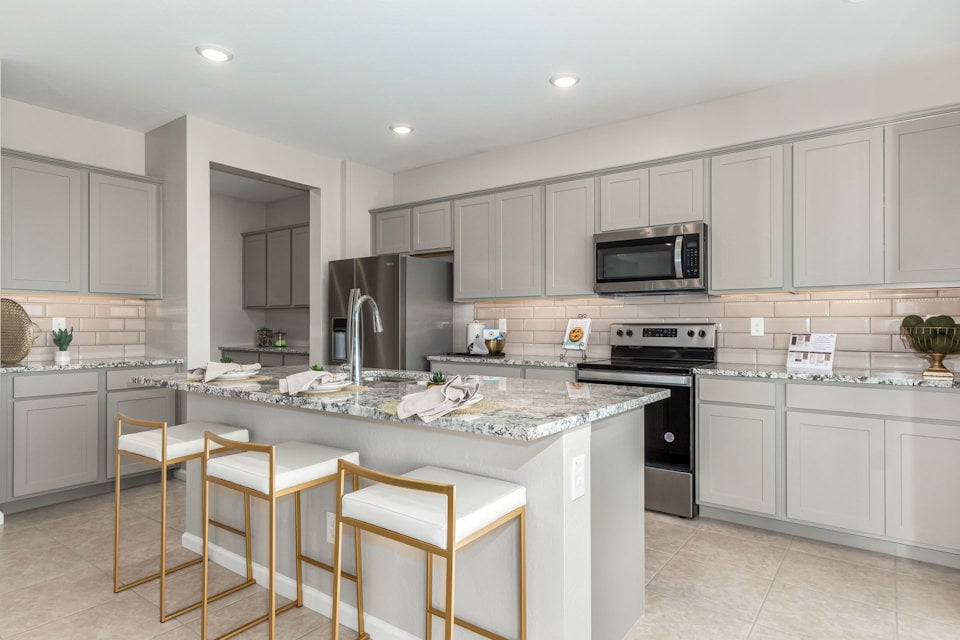 residence-8-model-full-kitchen-750x500